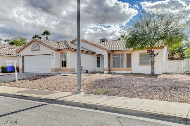 Building Photo - 114 E Tamarack Dr