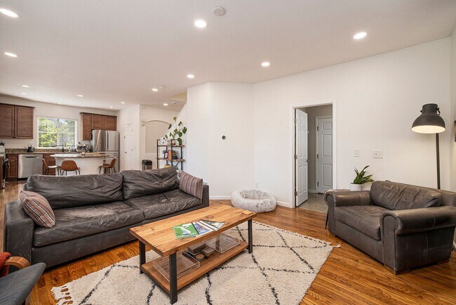 Building Photo - Gorgeous 5 Bedroom 4 Bathroom Single-Family Home in Lowry