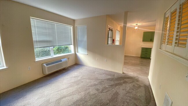 Building Photo - Lovely One Bedroom Condo Mountain Meadows!