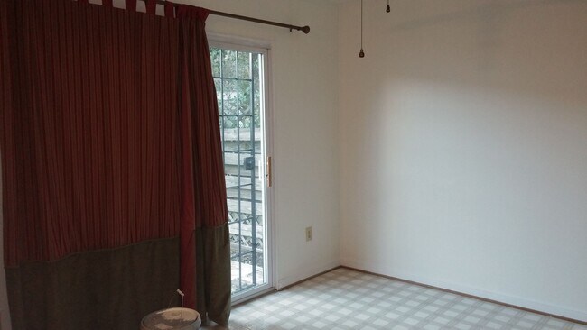 Building Photo - Spacious 2bd/1.5bth Condo Located in Laurel Square!!