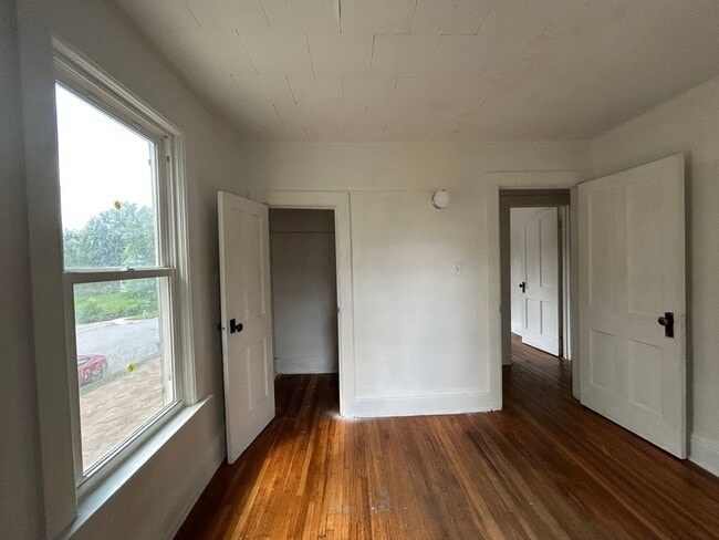 Building Photo - 3-Bedroom, 1-Bathroom Home – RSVP Code Cer...