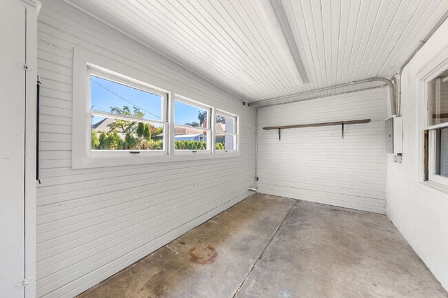 Building Photo - Charming 2 bedroom duplex
