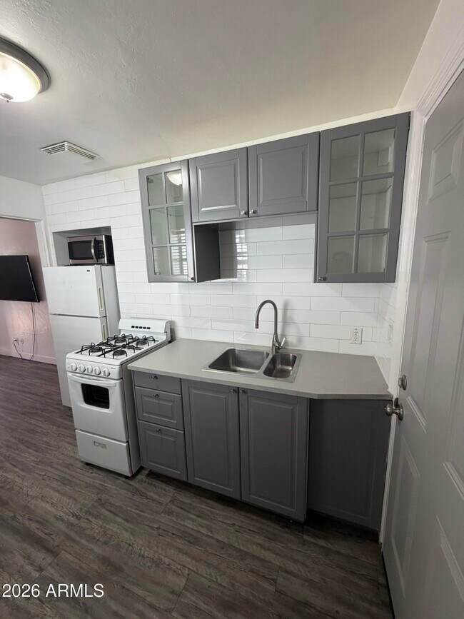 Building Photo - 712 W Taylor St