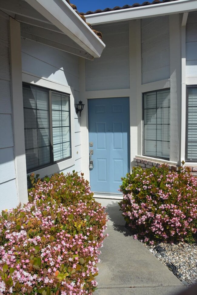 Building Photo - Hillcrest area 2 bedroom, 2 bath with 2 ca...