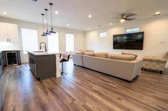 Building Photo - 2056 Johanna Dr