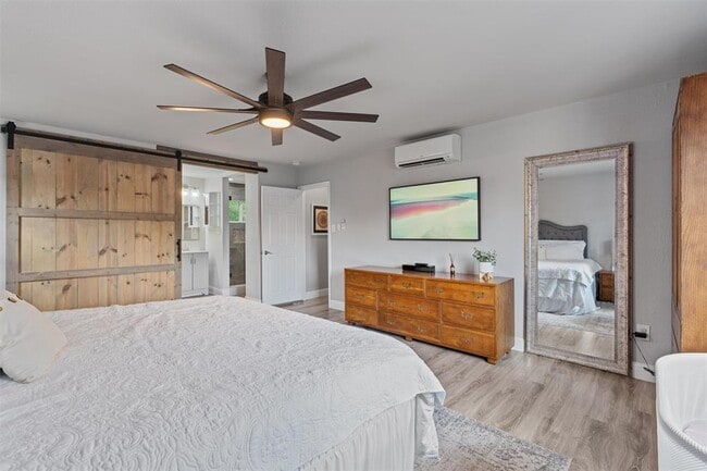 Building Photo - 3112 Val Dr