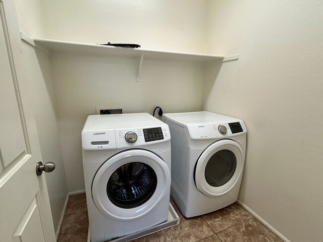 Building Photo - Spacious 4 Bedroom, 3 Bath Two-Story Glend...