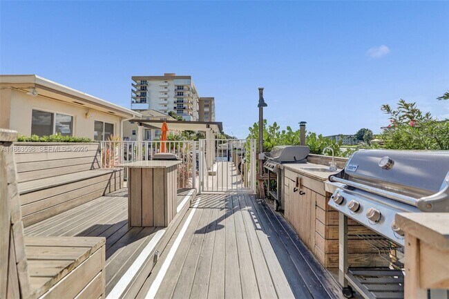 Building Photo - 1160 Hillsboro Mile