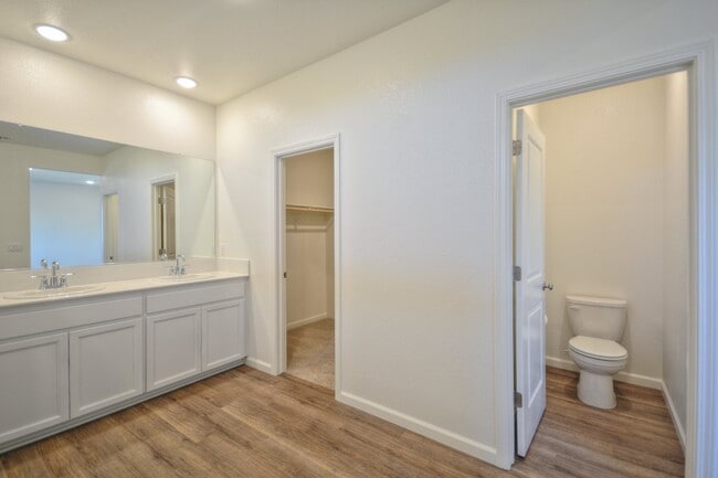Building Photo - 656 Cheshire Dr