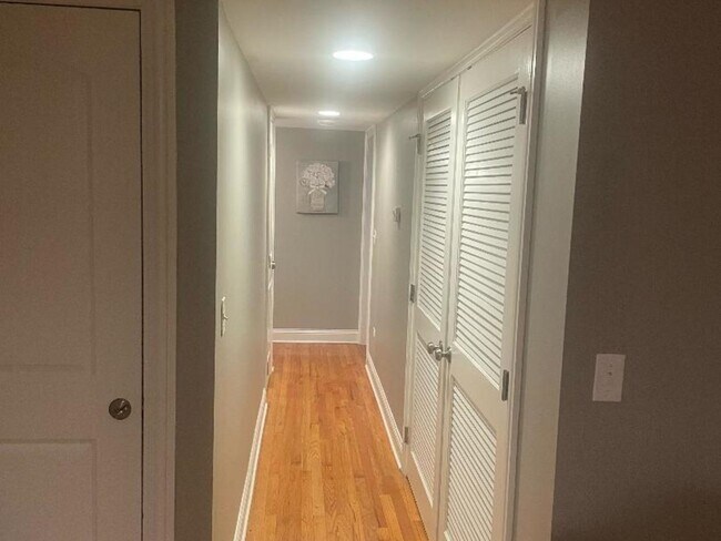 Building Photo - 3313 S Calumet Ave