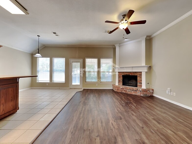 Building Photo - 1712 Farmington Dr