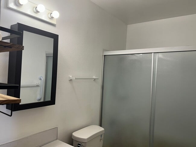 Building Photo - 2.2. miles to Sky Lakes Medical Center and Oregon Institute of Technology, 2bdrm 1 bath duplex