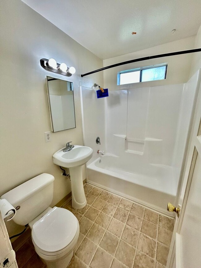 Building Photo - Bright & Airy 2 Bed / 1 Bath Apartment in Point Loma!