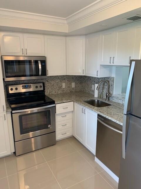 Building Photo - 2950 N Palm Aire Dr