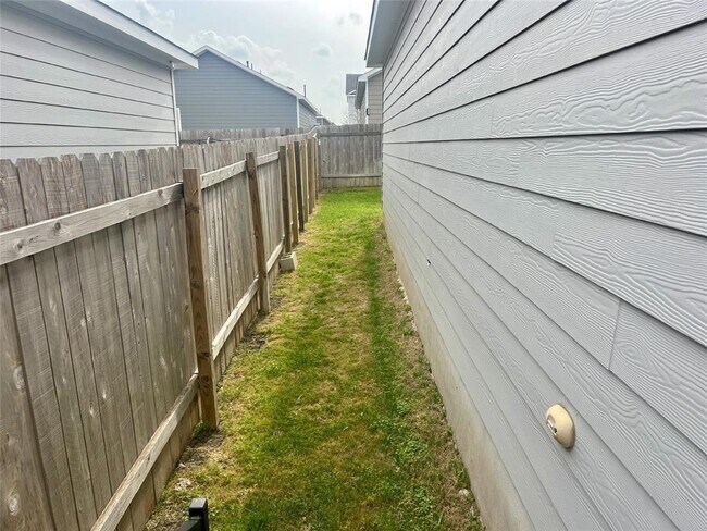 Building Photo - 7213 Tonka Ln