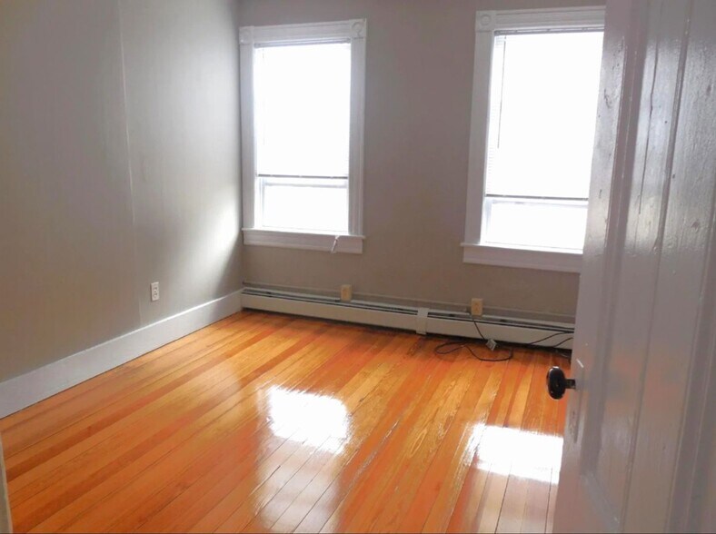 Building Photo - 103 Tell St