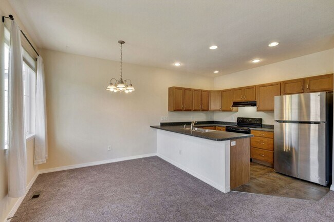 Building Photo - Beautiful 3-Bedroom, 2½-Bath Home with Ope...