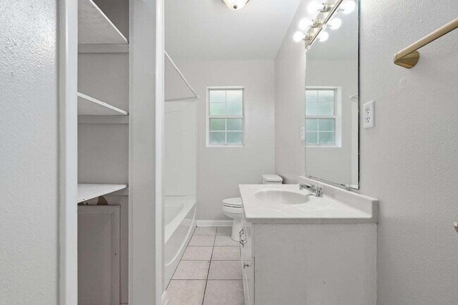 Building Photo - A small-town charm ready for move in!