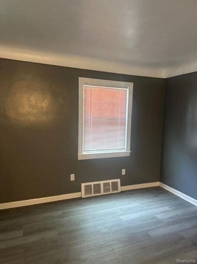 Building Photo - Clean 3 Bed / 1 Bath Home