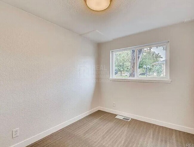 Building Photo - 7110 E 63rd Ave