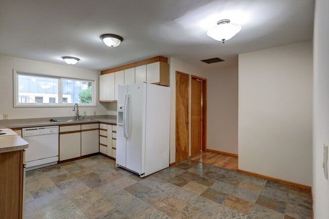 Building Photo - Beautifully Refinished 4BR 2BA Home on Lar...