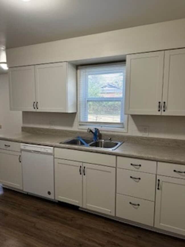 Building Photo - Newly Remodeled Home – Conveniently Located!