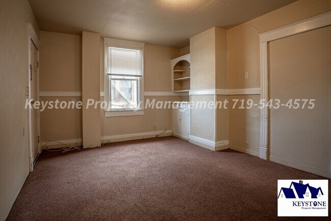 Building Photo - Ground Level, One Bedroom Apartment with A...