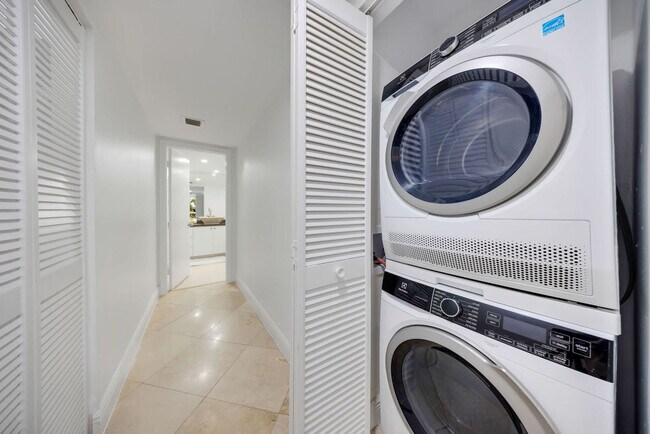 Building Photo - 1717 N Bayshore Dr