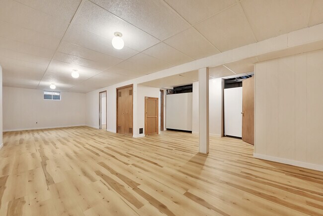 Building Photo - 1625 E 8th St
