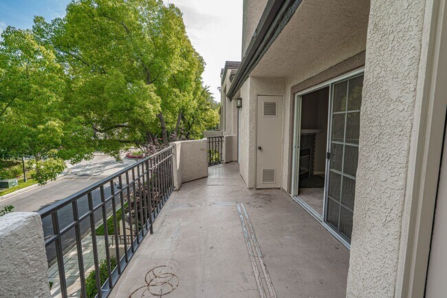 Building Photo - COMING SOON! 2 Bedroom Condo in Valencia!
