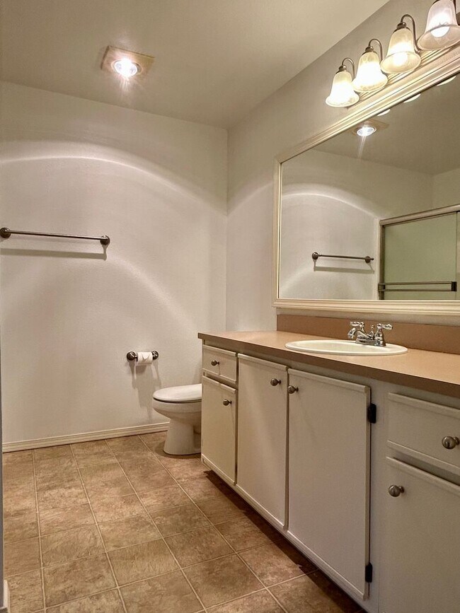 Building Photo - Beautiful Three Bedroom Townhome