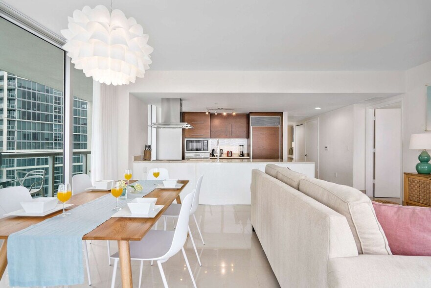 Building Photo - 485 Brickell Ave