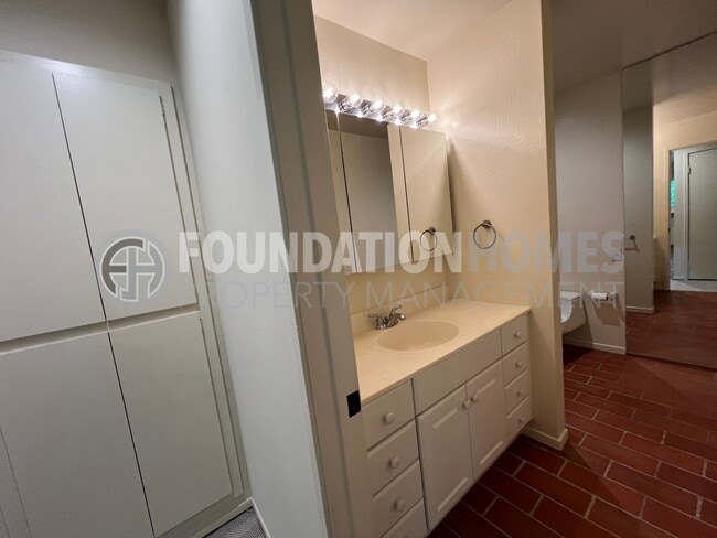 Building Photo - Picturesque 1BR/1BA Ross Cottage!  A/C! De...