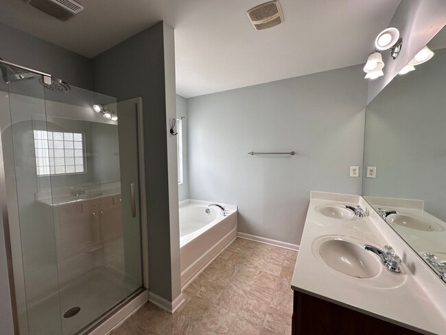 Building Photo - Exclusively Offered By Muse Realty Rentals...
