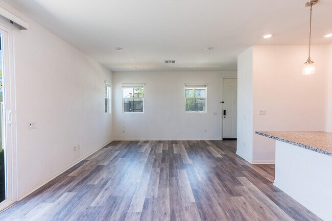 Building Photo - 27638 Sawtooth Ln