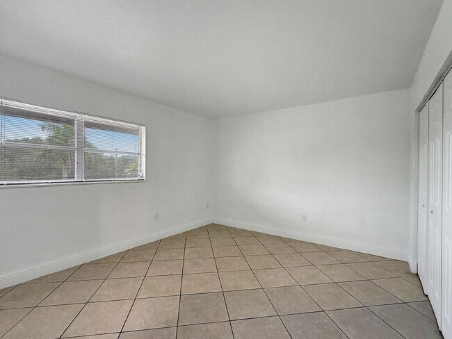 Building Photo - Comfortable & Convenient Condo Near Dadeland Mall & Baptist Hospital
