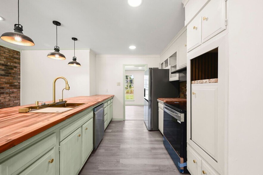 Building Photo - 9556 Fairway Dr