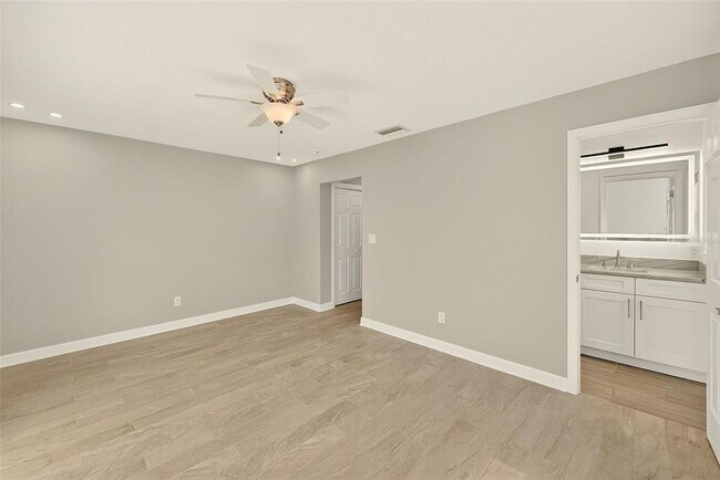 Building Photo - 5434 Oakhurst Dr