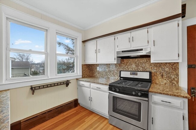 Building Photo - 47 Rossiter Ave