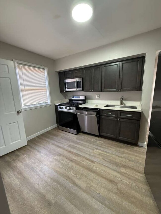 Building Photo - "Charming 2-Bedroom Retreat in University City - Cozy 900 Sq. Ft. Home!"  HUGE bedrooms with Base...