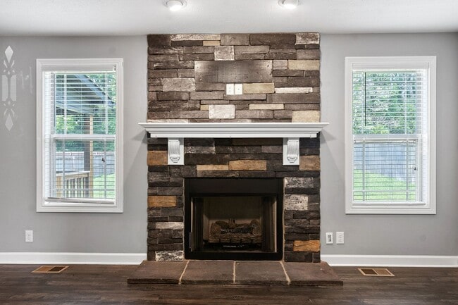 Building Photo - Gorgeous Single-Family with a Bonus Room & Large Fenced Backyard!