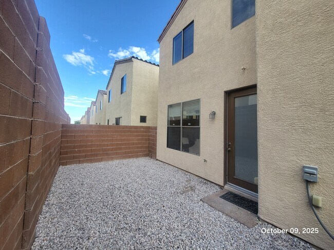 Building Photo - 9708 Villa Lorena Ave