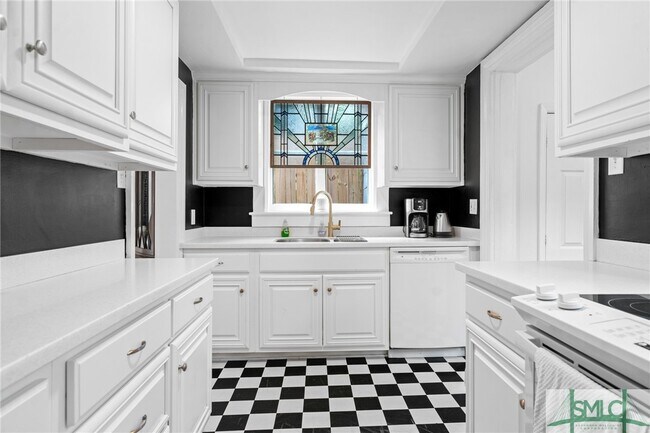 Building Photo - 332 E 48th St