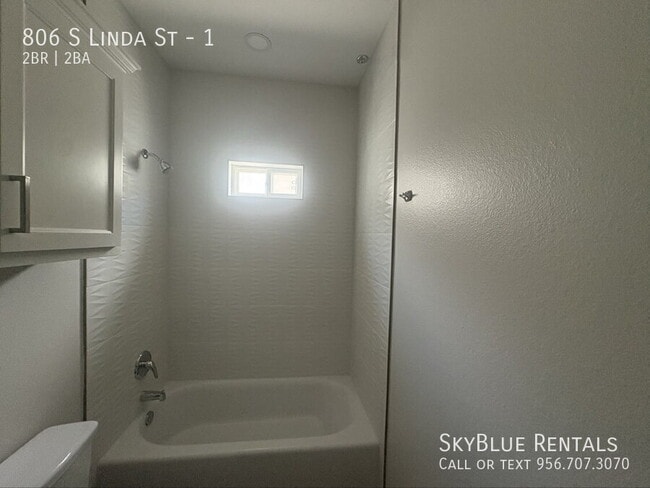 Building Photo - 806 S Linda St