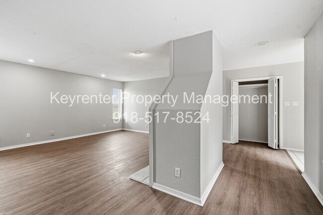 Building Photo - 6506/6508 E 90th St Duplex