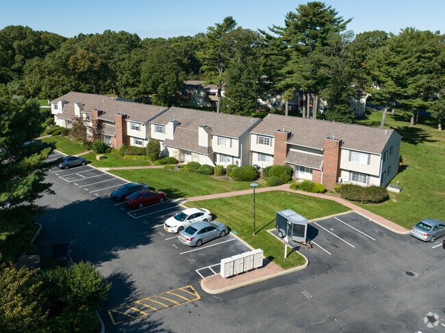 Building Photo - The Shores at Lake Point