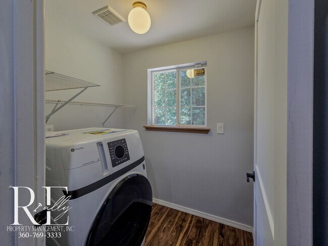 Building Photo - Comfortable 3-Bed Bremerton Home with Balc...