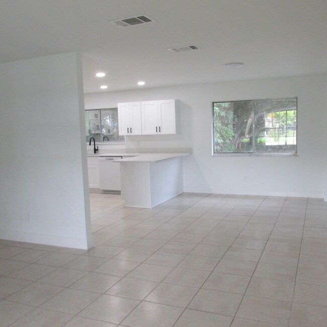 Building Photo - 2137 SE Dolphin Rd