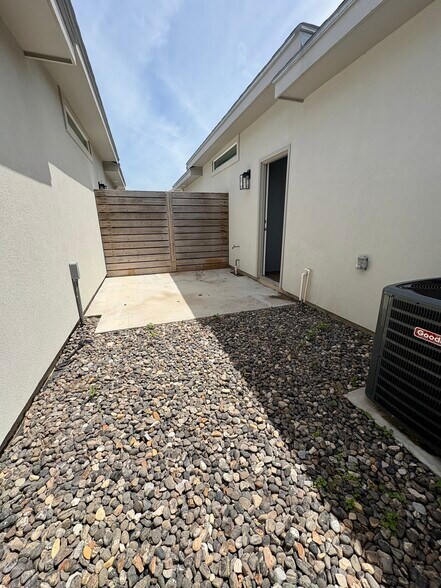 Building Photo - 2610 Fern Ave
