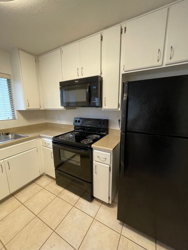 Building Photo - Fantastic 2br/2Ba Bottom Floor Condo in Th...
